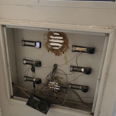 מערכת אינטרקום ישנה עם חוטים חשופים ולחצנים