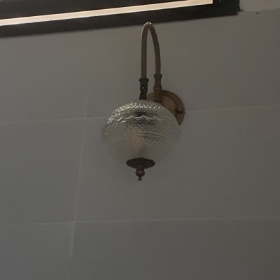 מנורת קיר עם אהיל זכוכית מעוצב