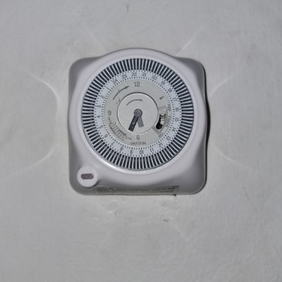 שעון טיימר חשמלי על קיר לבן