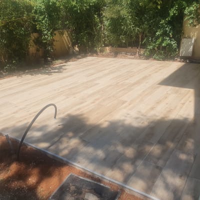 ריצוף חדש בחצר עם צינור בולט מהאדמה