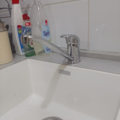 ברז כרום מעל כיור מטבח לבן