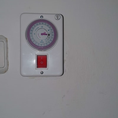 שעון טיימר חשמלי עם מתג הפעלה אדום