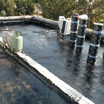 גג עם יריעות איטום, גלילי חומר איטום, בלון גז