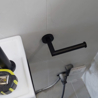 מדף עם סרט מדידה, צינור מים וברז