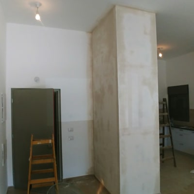 סולם עץ, דלי צבע, קיר בטיח, מאוורר עומד