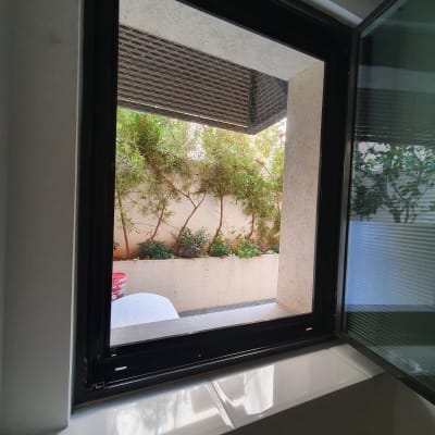 מסגרת חלון אלומיניום עם זכוכית פתוחה