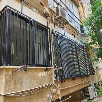 סורגים שחורים על חלונות בניין מגורים