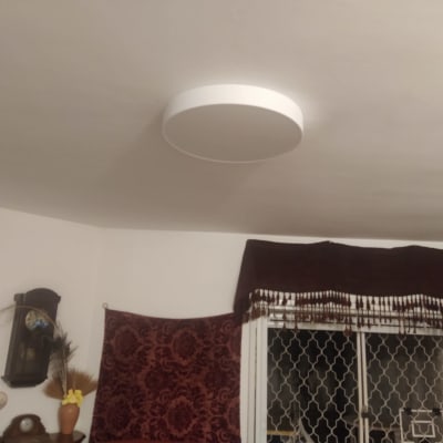 מנורה עגולה מותקנת על התקרה בחדר