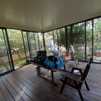 מסגרת אלומיניום לחלונות זכוכית בחדר סגור