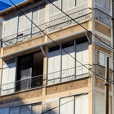 חלונות אלומיניום עם תריסים במבנה מגורים