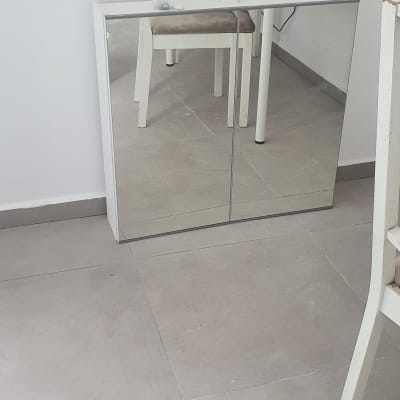 ארון מראה מונח על רצפה, קיר לבן