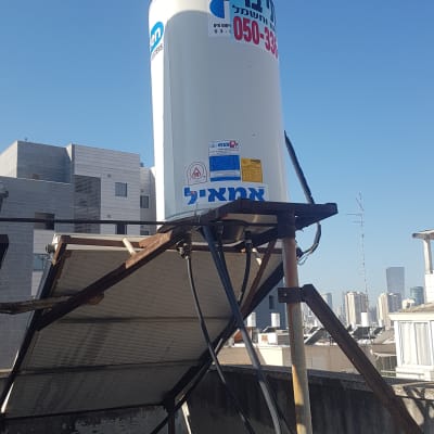 דוד שמש על גג עם צינורות וחיבורים