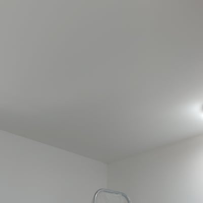 סולם מכוסה בניילון לצביעת תקרה