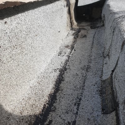 גג אטום עם יריעות ביטומניות ואיטום זפת