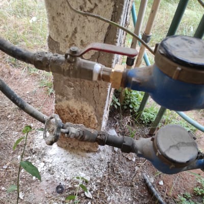 צינורות מים וברזים מחוברים לקיר חיצוני