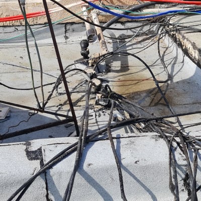 צינורות וכבלים על גג עם איטום זפת