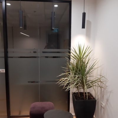 מנורות תלויות מעל צמח בפינת חדר