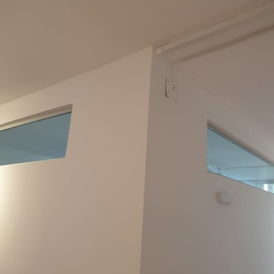 חלונות זכוכית צרים בקיר לבן