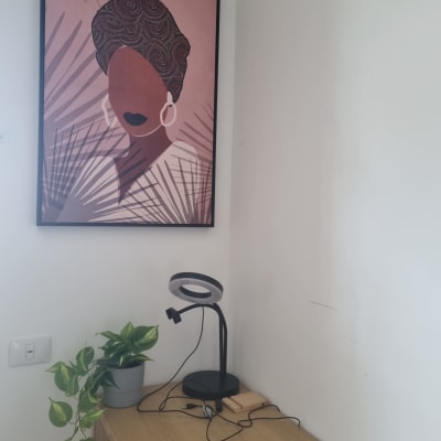 שולחן עץ עם מנורת שולחן שחורה וכבלים