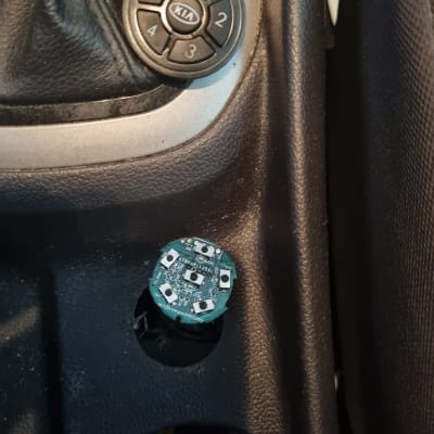 חלק פנימי של מערכת רכב עם כפתור קיה