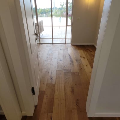 רצפת פרקט עץ במסדרון מואר