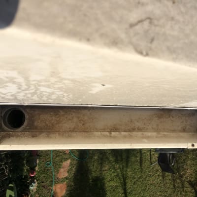 מרזב גג עם צינור ניקוז פתוח