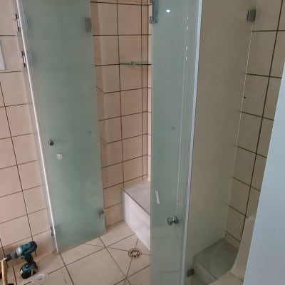 דלתות זכוכית במקלחת עם אריחים על הקירות