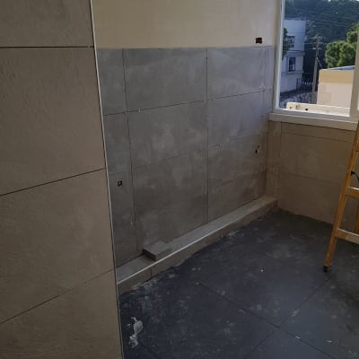 חיפוי קיר באריחים, רצפה עם אריחים כהים