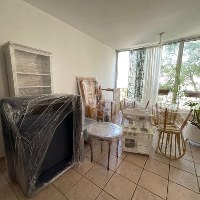 רהיטים עטופים בניילון מוכנים להובלה