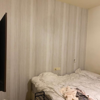 טפט פסים אנכיים בגווני אפור ולבן