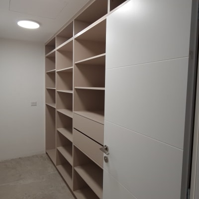 ארון מדפים מעץ עם דלת פתוחה