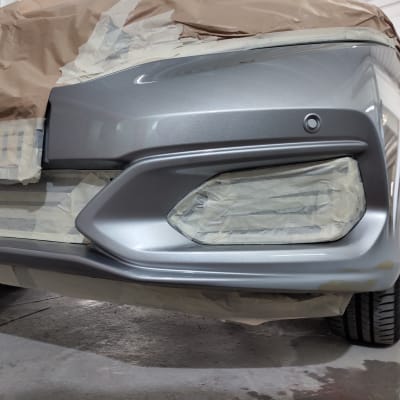 חלק קדמי של רכב עם מסכה לקראת צביעה