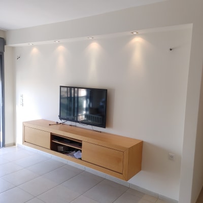 קיר צבוע בלבן עם תאורה עליונה