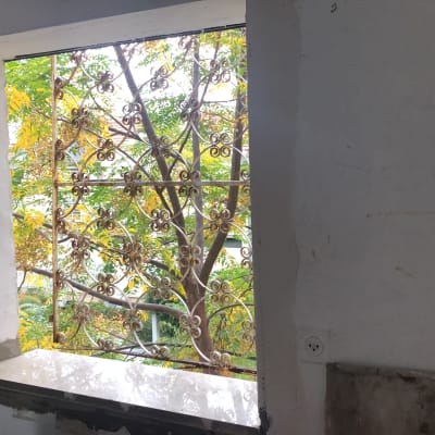 משטח שיש על אדן חלון עם סורגי ברזל