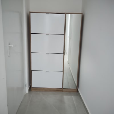 ארון לבן עם ארבע מגירות ומראה בצד