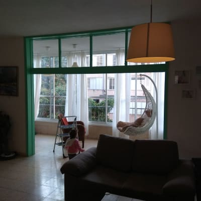 סולם אלומיניום ליד חלון זכוכית גדול