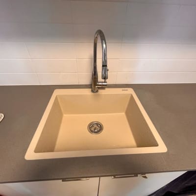 כיור שיש במטבח עם ברז מתכת מבריק