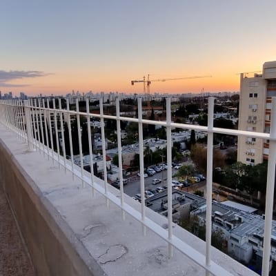 מעקה מתכת לבן על גג בניין