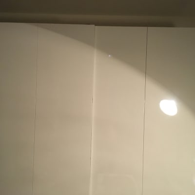 ארון לבן עם דלתות סגורות ותאורה חזקה