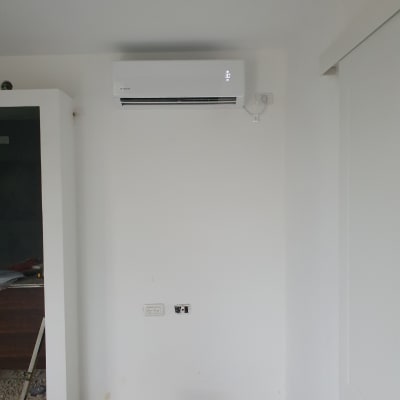 מזגן מותקן על קיר לבן בחדר