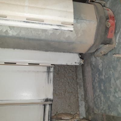 מנגנון תריס מתכת עם חלקים מכניים גלויים