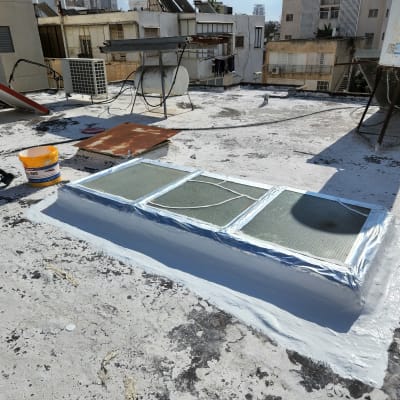 איטום גג עם חומר איטום ודלי צבע