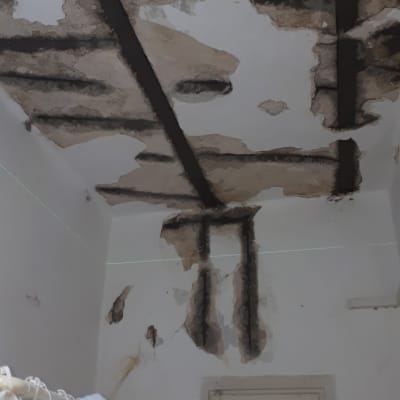 תקרה מתקלפת עם סימני רטיבות ושקעים