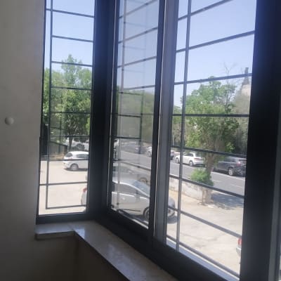 חלונות אלומיניום עם מסגרות כהות