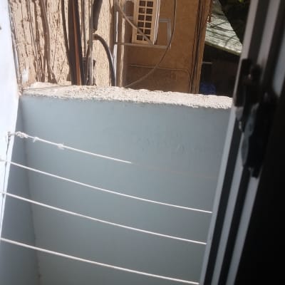 קיר חיצוני עם חוטי חשמל ומזגן