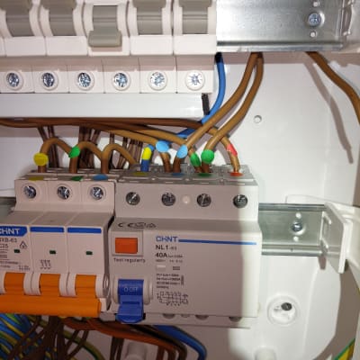 לוח חשמל עם מפסקים וחוטים צבעוניים