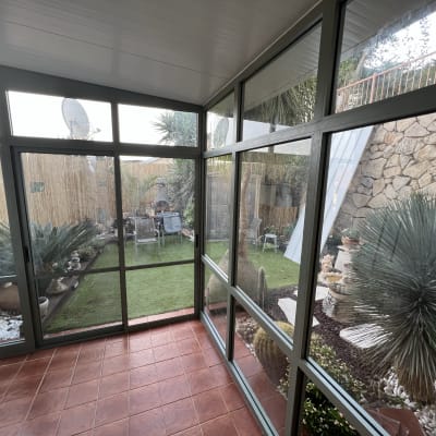 מסגרת אלומיניום לחלונות זכוכית במרפסת סגורה