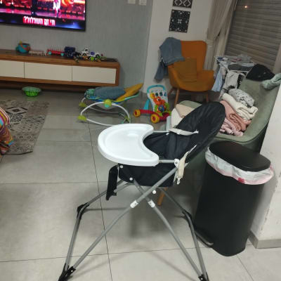 כיסא תינוק מתקפל עם מגש לבן
