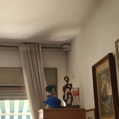 מצלמת אבטחה מותקנת בפינת החדר על הקיר