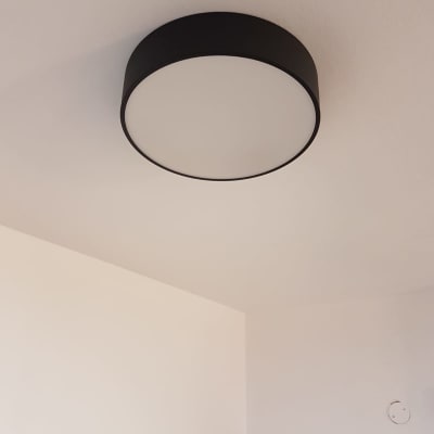 מנורת תקרה עגולה מותקנת על תקרה לבנה